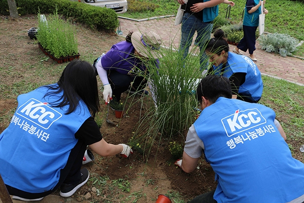KCC 자원봉사자들이 서울 서초구 송동근린공원에서 나무를 심고 있다.