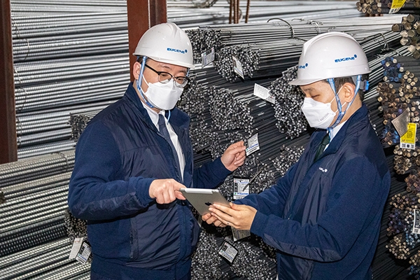 유진기업의 직원들이 중소 협력사에서 철근 제품의 품질을 검수하고 있다.