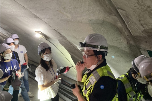 대학생 사회적가치혁신단이 터널시설물 진단현장에 활용되는 장비를 체험하고 있다.