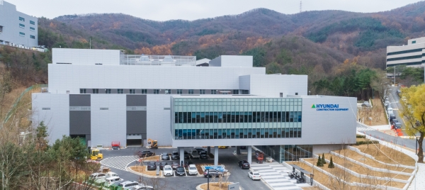 현대건설기계가 지난 26일 경기도 용인에 준공한 기술혁신센터 전경.
