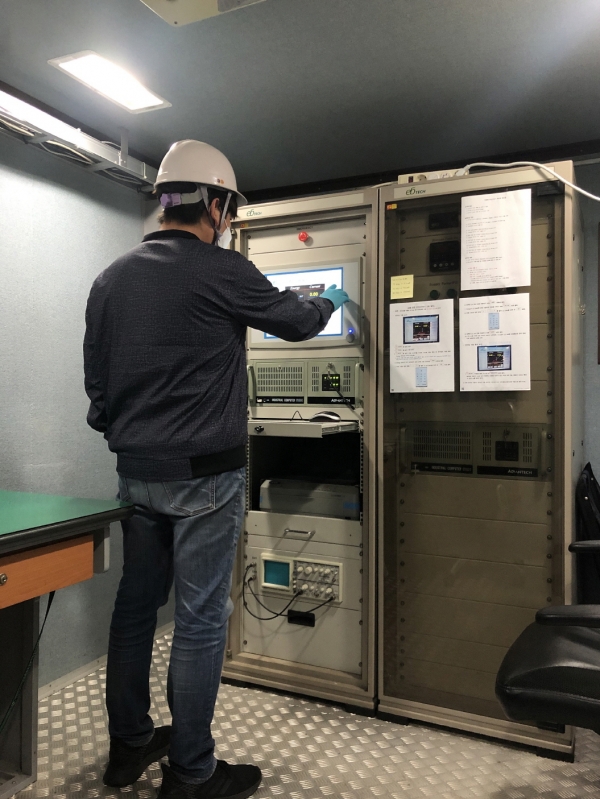 한국원자력연구원 연구진이 초미세먼지 제거를 위해 전자가속기를 조작하고 있다. 사진=한국원자력연구원