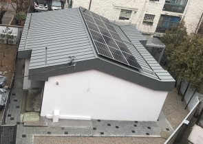 노원구 편백경로당 지붕에 설치된 태양광 발전 패널. 사진=서울시