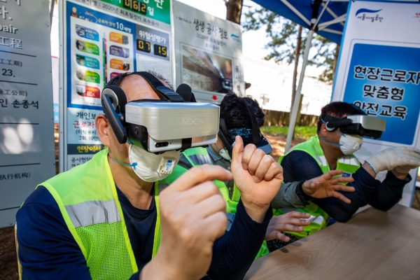 건설현장 노동자들이 서울시설공단의 VR 가상교육을 체험하고 있다. 사진=서울시설공단