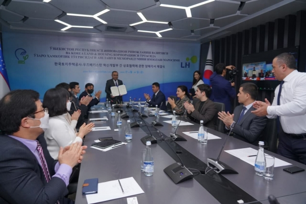 LH와 우즈베키스탄 혁신개발부 관계자들이 타슈켄트 벡테미르구 스마트시티 개발 MOU를 체결하고 있다. 사진=LH