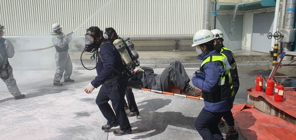 서부발전 임직원들이 화재 등 재난 상황에 대한 대응훈련을 받고 있다. 사진=한국서부발전