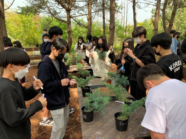 지난해 천리포수목원에서 열린 숲 체험·교육에서 청소년들이 '내 나무 갖기 프로그램'에 참여하고 있는 모습. 사진=천리포수목원