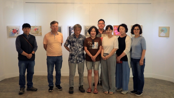김건호 천리포수목원장(왼쪽 두번째)과 한국화여성작가회 소속 작가들이 천리포수목원 밀러가든 갤러리에서 '서머 아트페어'를 개최하고 기념촬영을 하고 있는 모습. 사진=천리포수목원