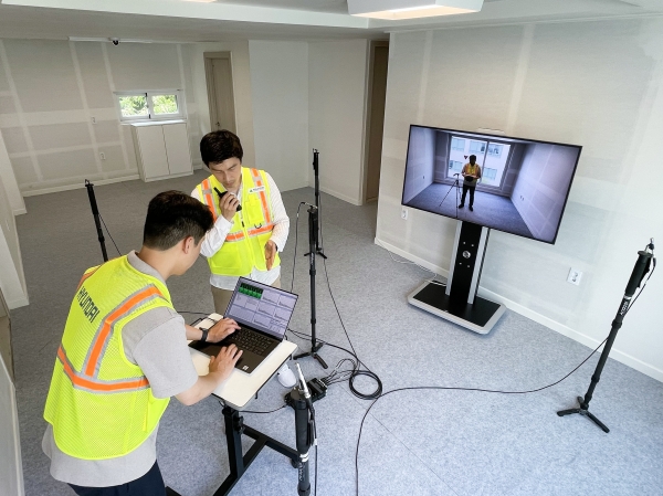 현대건설이 층간소음 실증시설 'H 사일런트 랩'에서 임팩트 볼을 활용한 테스트를 진행하고 있는 모습. 사진=현대건설