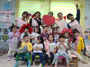 부영그룹, 스승의 날 맞아 보육 교사에 앞치마 선물