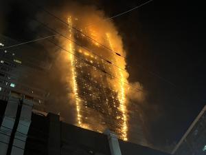 부산 도심서 주차타워 화재… 불쏘시개 된 ‘드라이비트’